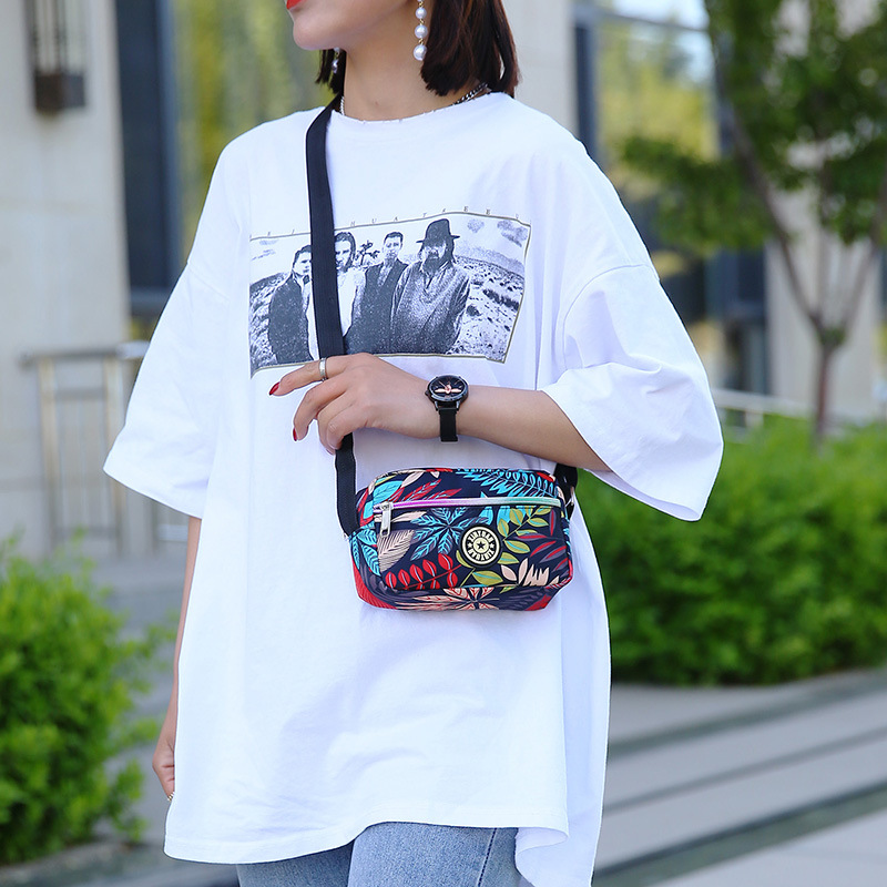 Wholesale of new floral fabric bags, Oxford fabric small bags, single-shoulder crossbody bags, bags for middle-aged and elderly women, and mobile phone bags for street stalls and night markets Specification image
