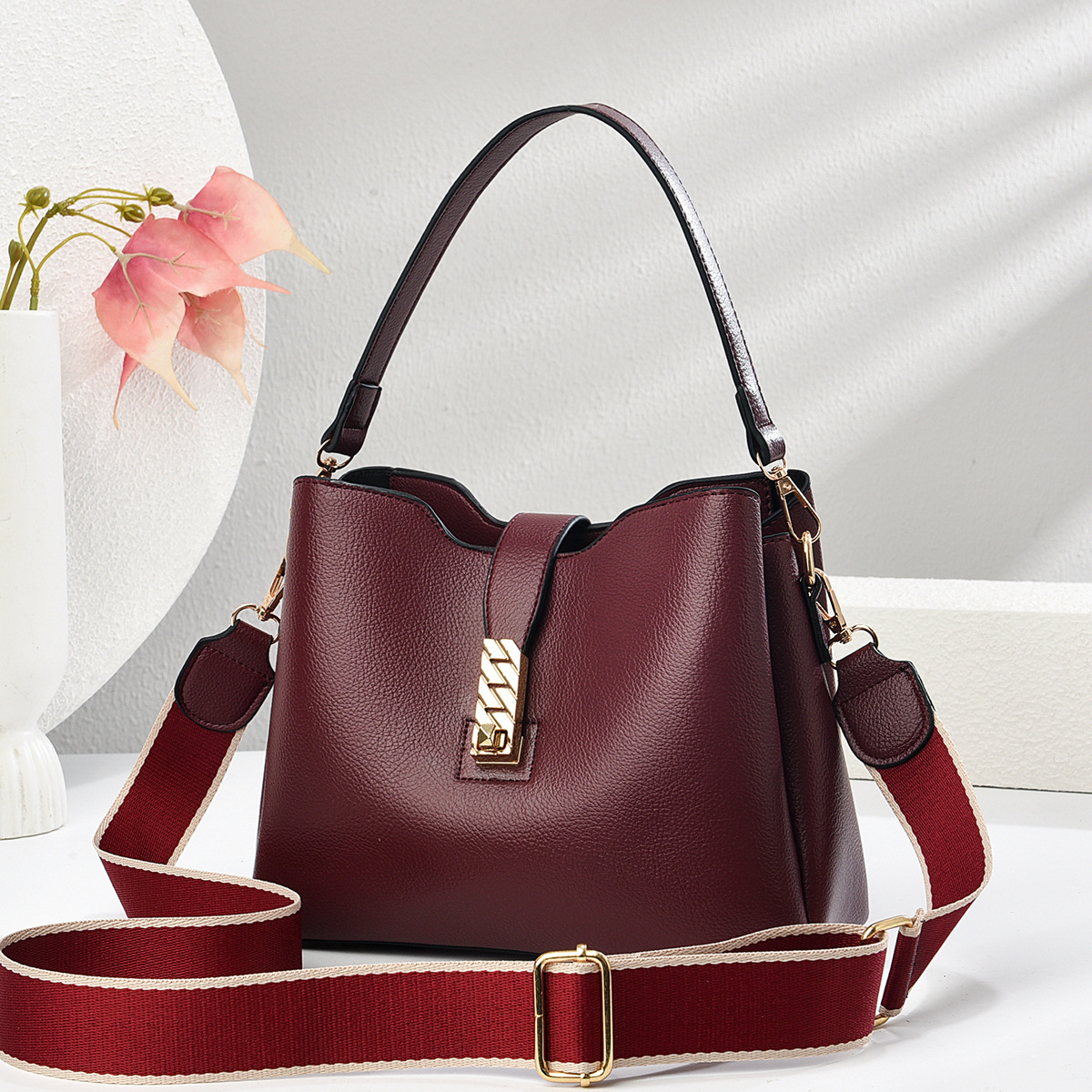 In 2025, a new versatile and elegant crossbody bag for women, a Korean-style handbag, a beautiful single-shoulder bag, and a trendy women's bag undefined