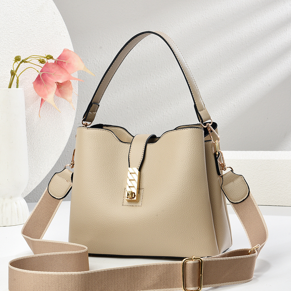 In 2025, a new versatile and elegant crossbody bag for women, a Korean-style handbag, a beautiful single-shoulder bag, and a trendy women's bag undefined