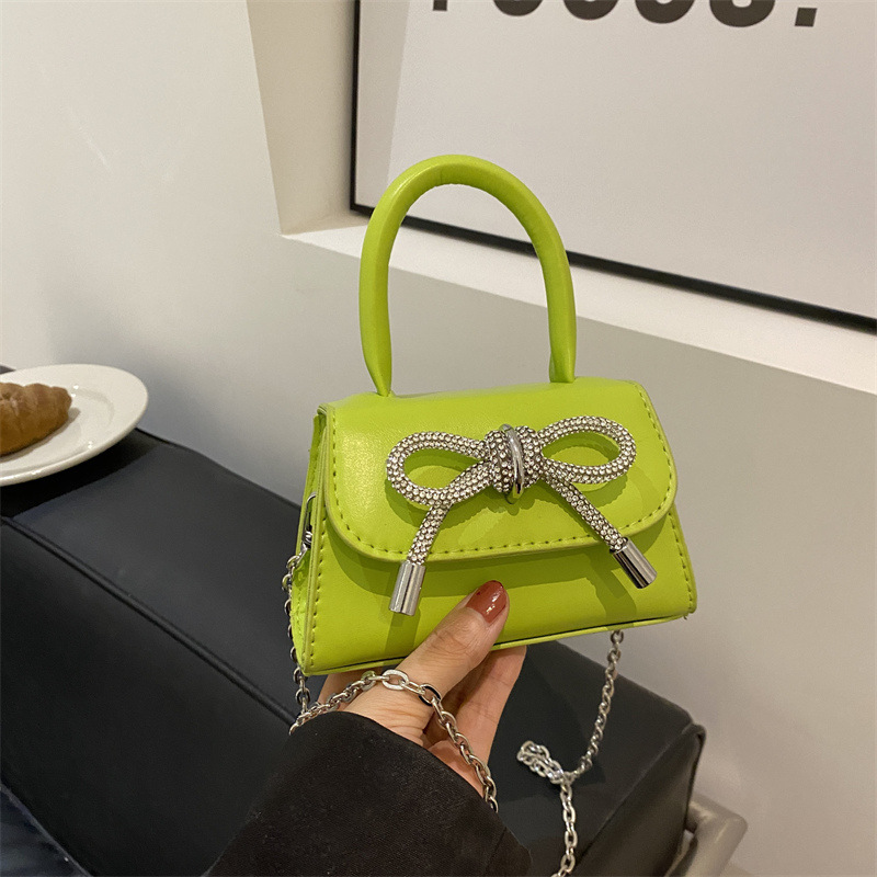 Candy-colored bow girls are trendy and stylish. This year, patent leather shiny chain personalized crossbody single-shoulder small square bags are in vogue