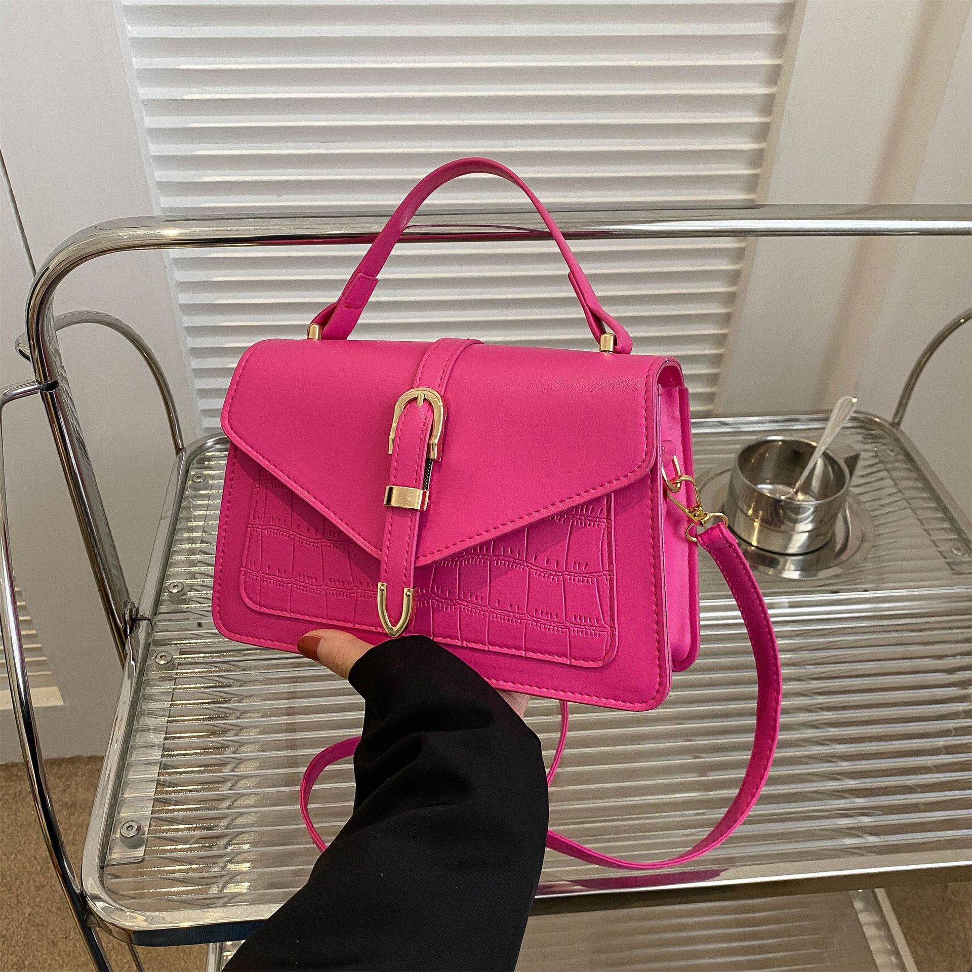A trendy and simple single-shoulder crossbody casual commuting small square handbag designed for women in the summer of 2023 Specification image