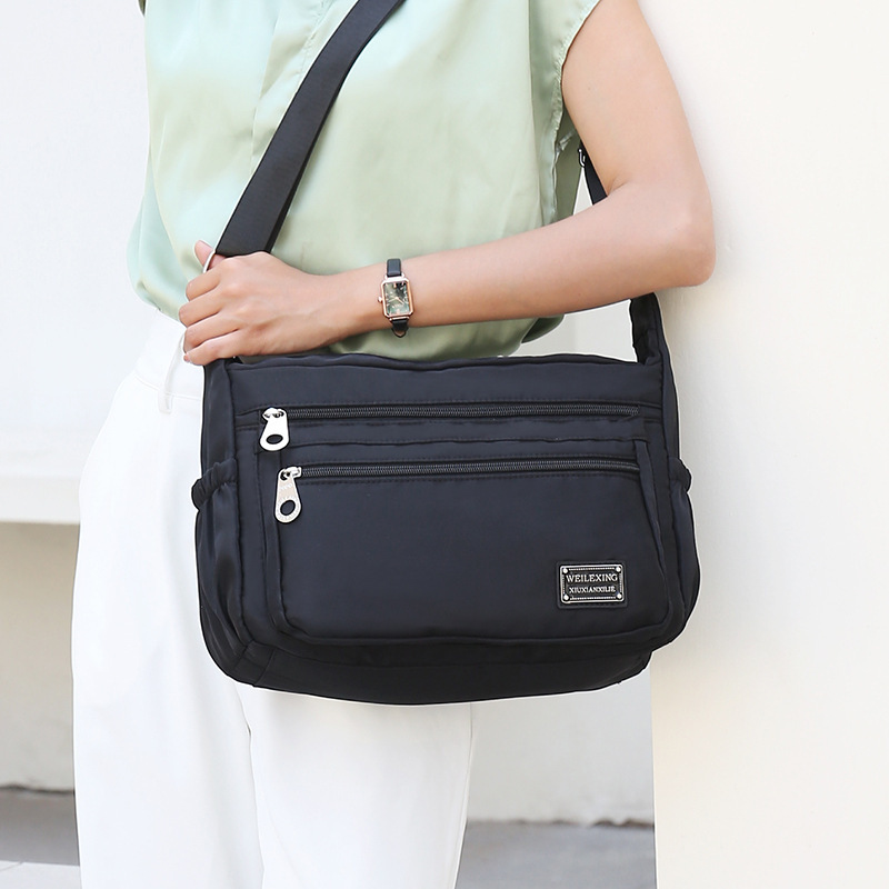 New multi-layered fashionable single-shoulder bag, crossbody bag, lightweight fabric bag, Oxford fabric women's bag, canvas large-capacity mom bag Application Scenario