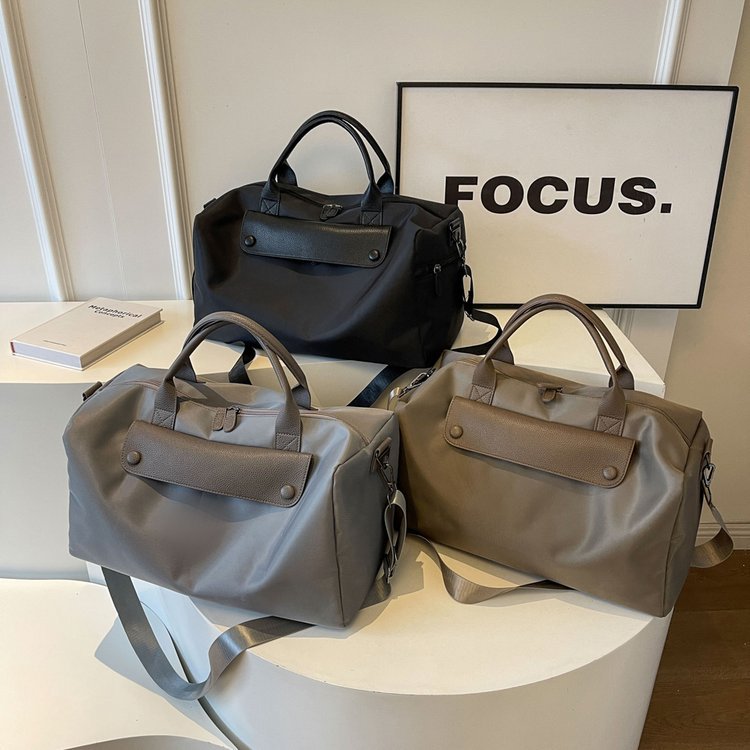 Korean-style crossbody fitness bag, water-resistant Oxford fabric luggage bag, lightweight short-distance business travel bag for women Application Scenario