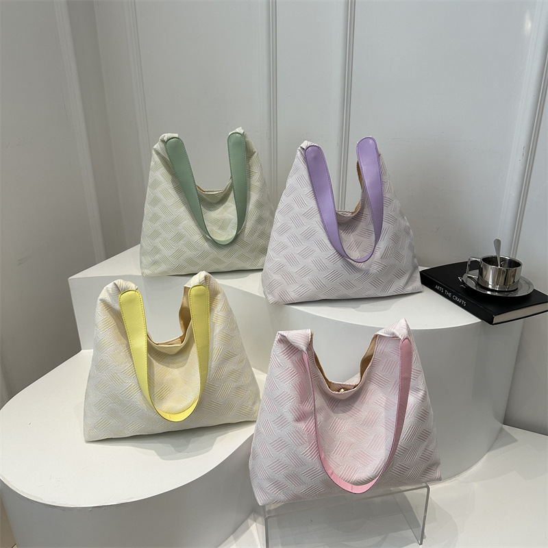 Fashionable and versatile, fresh and sweet, bubble-designed women's bag, large-capacity commuting student shoulder bag, underarm bag Application Scenario