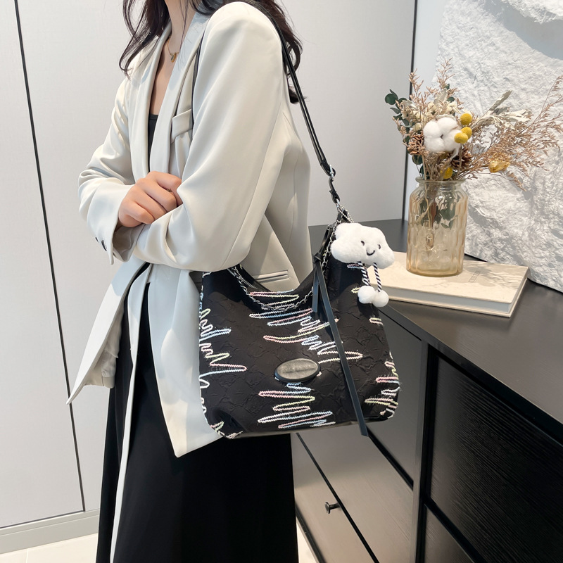 2024 New women's bag: Fashionable and versatile single-shoulder crossbody bag, large-capacity casual canvas bag, student commuting bag for classes details Picture