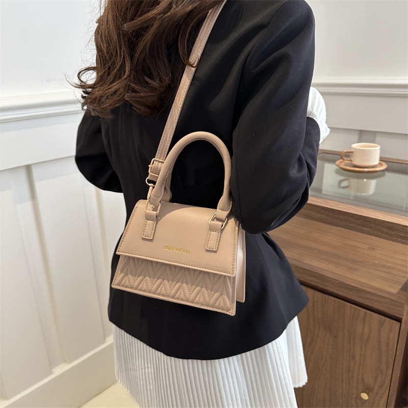Retro and fashionable diamond-patterned embroidered thread handbag 2024 summer Korean version candy-colored casual bag single-shoulder crossbody bag trend details Picture