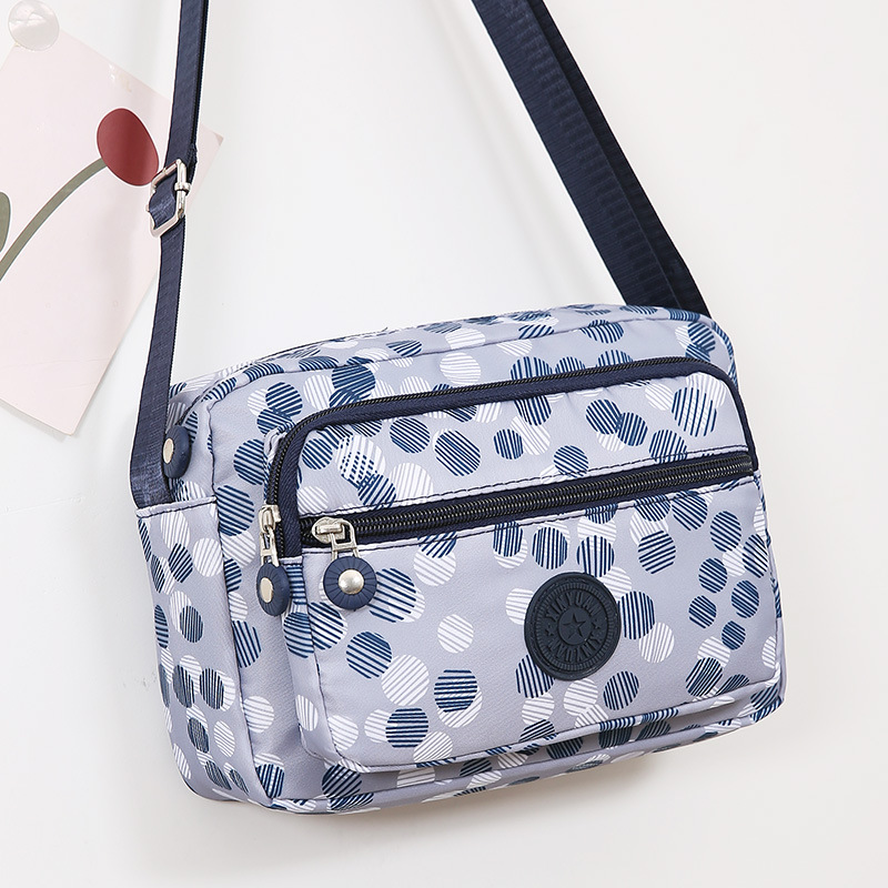 This is a popular water-washable fabric single-shoulder bag for women, middle-aged and elderly people. It is a light and casual bag for shopping and grocery shopping undefined
