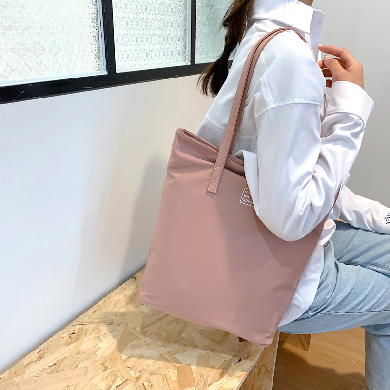 Large-capacity women's single-shoulder bag, 2022 new fashionable and simple handbag, Oxford fabric tote bag for commuting to school Application Scenario