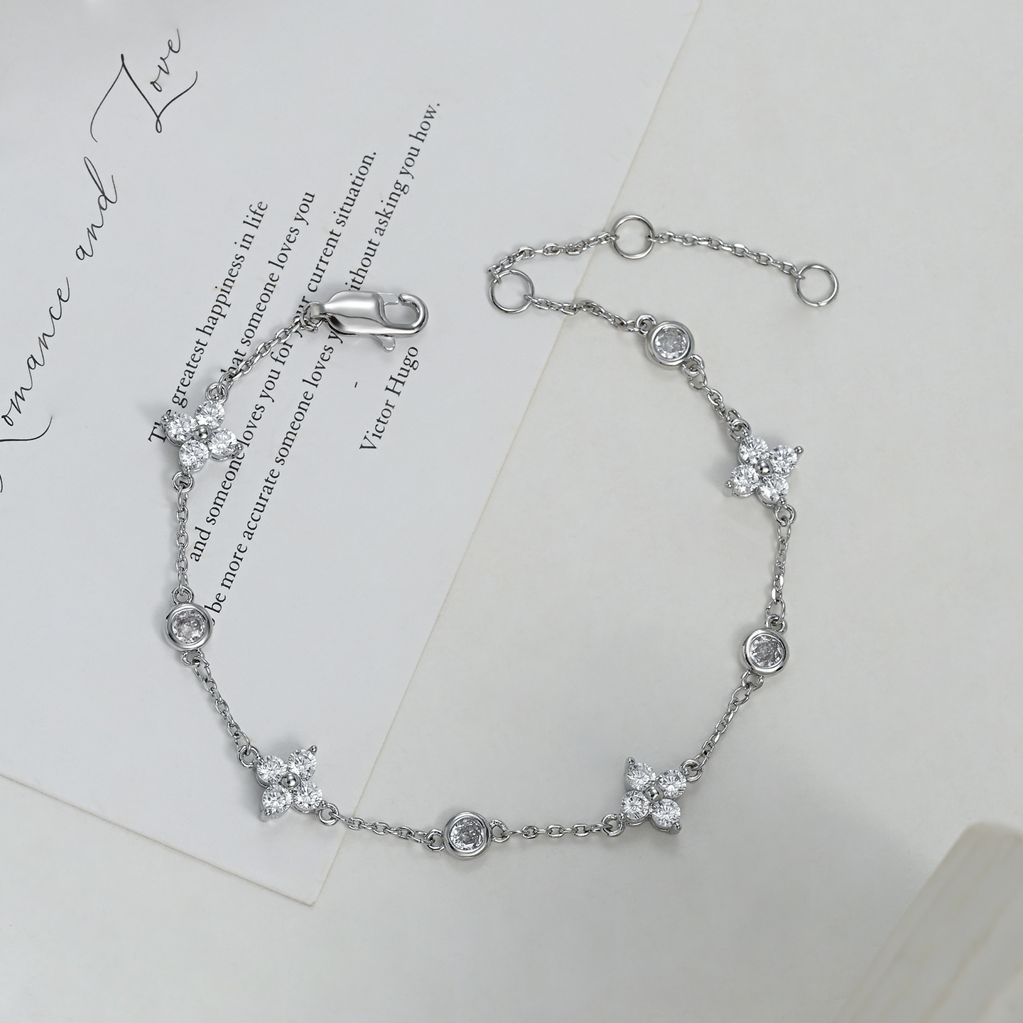 The elegant, luxurious and high-end four-leaf clover adjustable bracelet design is a versatile daily accessory
