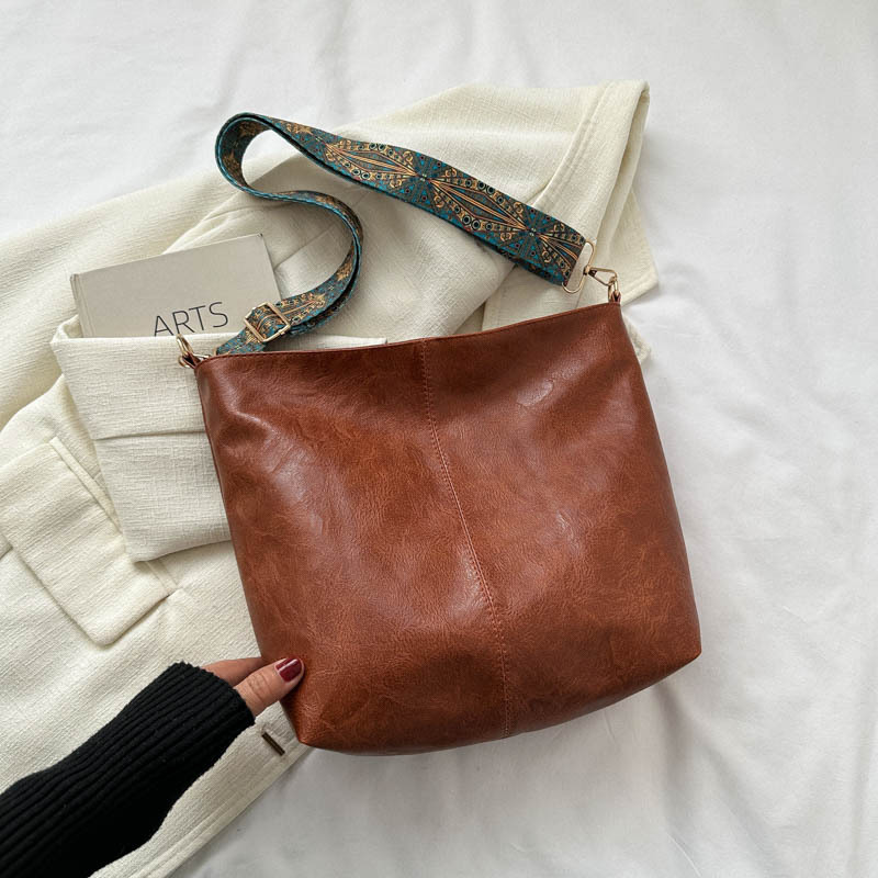 2023 New commuter bag for Women: Large-capacity, fashionable Spring/summer single-shoulder crossbody bag with soft leather texture and a high-end feel full image