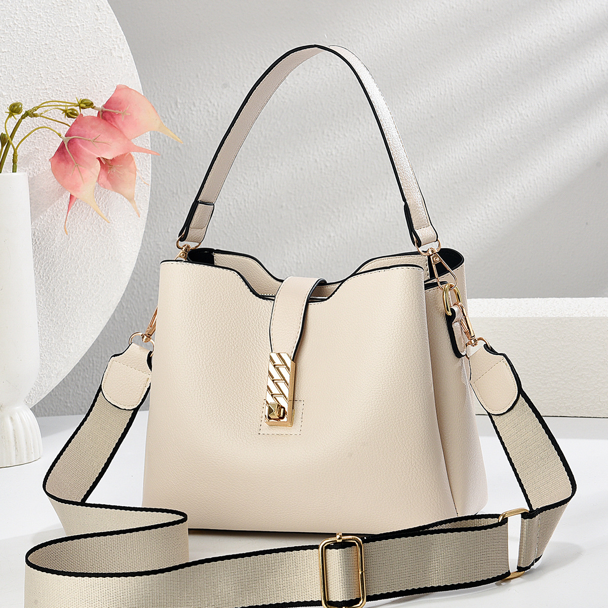 In 2025, a new versatile and elegant crossbody bag for women, a Korean-style handbag, a beautiful single-shoulder bag, and a trendy women's bag undefined