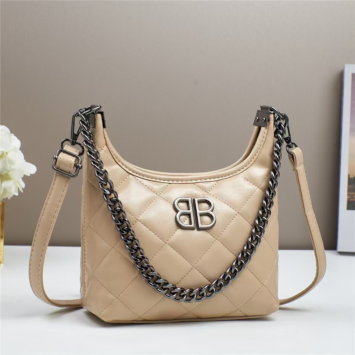 Spring and summer new Korean style simple and versatile single-shoulder crossbody bag, trendy handbag, large bag, elegant, middle-aged women's bag, mom's bag details Picture