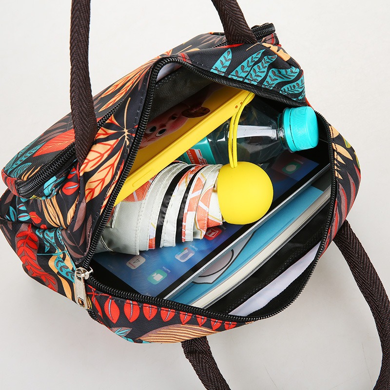 Manufacturer wholesale mom flower cloth bags, large-capacity handbags, lightweight, and popular women's bags for night market stalls Application Scenario