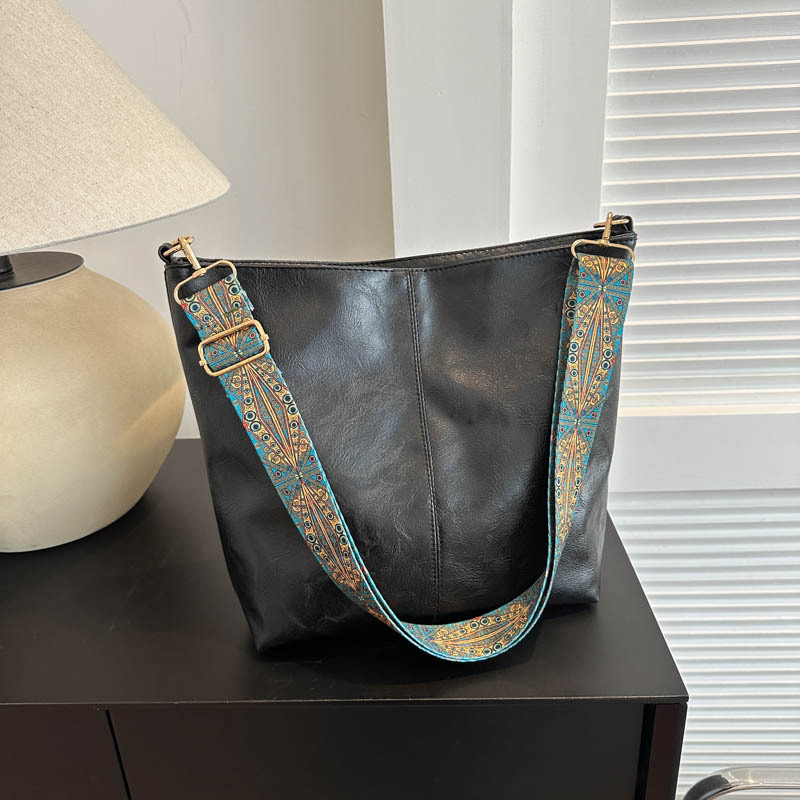 2023 New commuter bag for Women: Large-capacity, fashionable Spring/summer single-shoulder crossbody bag with soft leather texture and a high-end feel Application Scenario