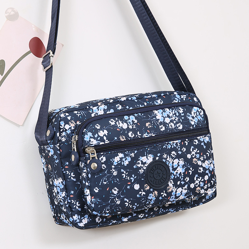 This is a popular water-washable fabric single-shoulder bag for women, middle-aged and elderly people. It is a light and casual bag for shopping and grocery shopping undefined