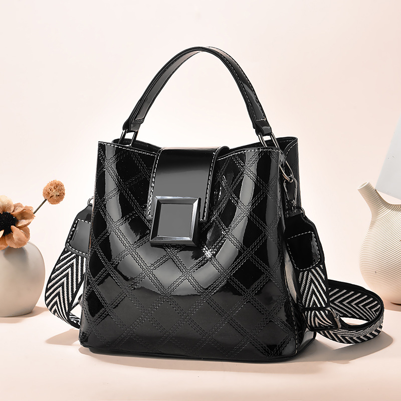 New large-capacity, fashionable single-shoulder crossbody bag for women, Korean version simple bucket bag, versatile for summer undefined