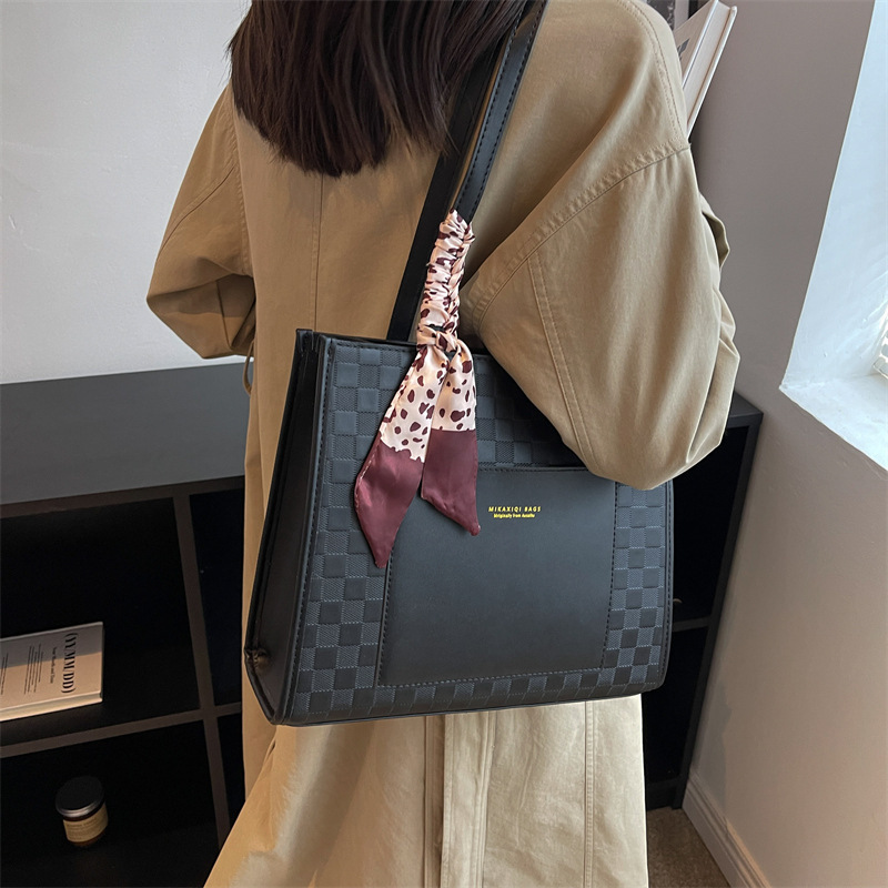 The 2023 new popular tote bag for women, a large-capacity commuting bag for work, and a high-quality single-shoulder bag Application Scenario
