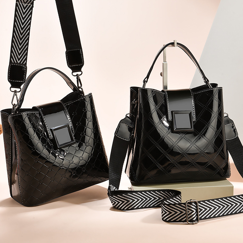 New large-capacity, fashionable single-shoulder crossbody bag for women, Korean version simple bucket bag, versatile for summer Application Scenario