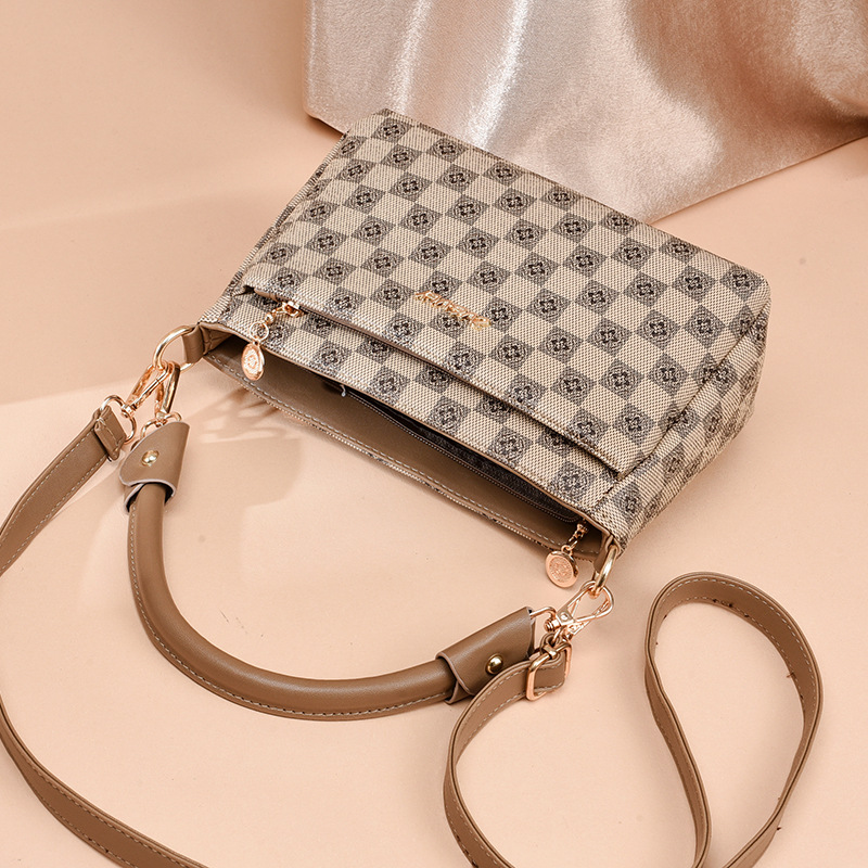 Manufacturer's foreign trade summer niche new fashionable and versatile bestseller single-shoulder hand-held crossbody bag for women, small bags for mothers and women Application Scenario