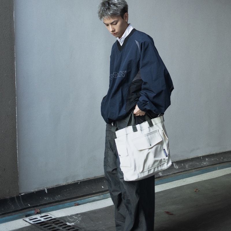 A new style of Hong Kong-style retro casual large-capacity tote canvas bag, fashionable and trendy, simple and versatile single-shoulder crossbody bag Application Scenario