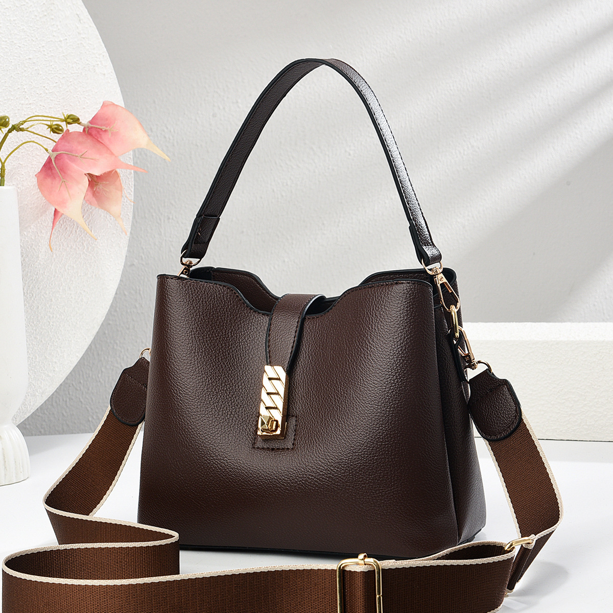 In 2025, a new versatile and elegant crossbody bag for women, a Korean-style handbag, a beautiful single-shoulder bag, and a trendy women's bag undefined