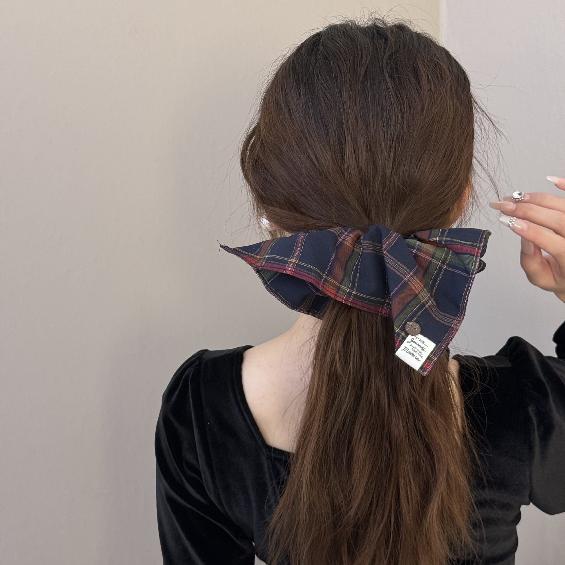 New Korean British style retro navy blue checkered, exquisite and stylish square large intestine hair band, versatile button square towel Application Scenario