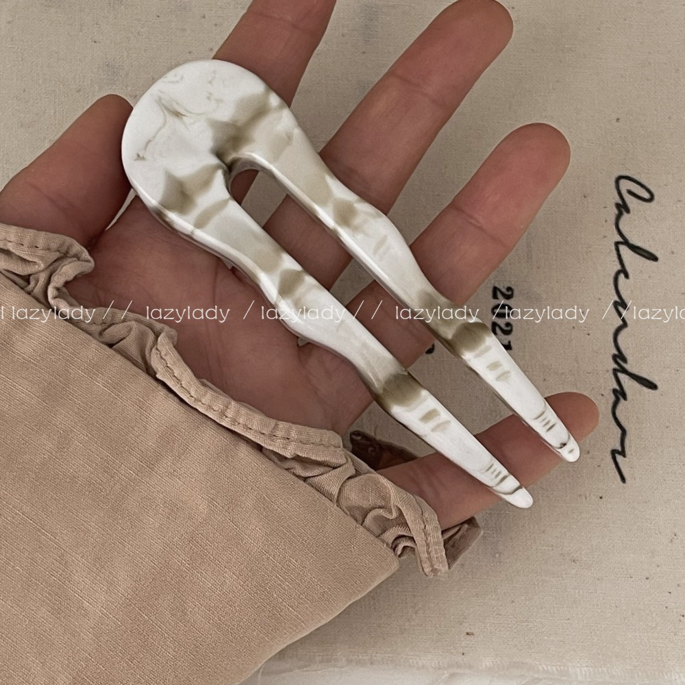 This short hairpin is suitable for women with less hair. It is made of acetate and features a retro thickened coil hairpin with a Chinese style undefined