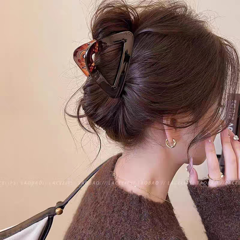 Korean-style simple triangular claw clip for women, grey tortoiseshell spotted high ponytail shark clip at the back of the head, 2024 new style hair clip details Picture