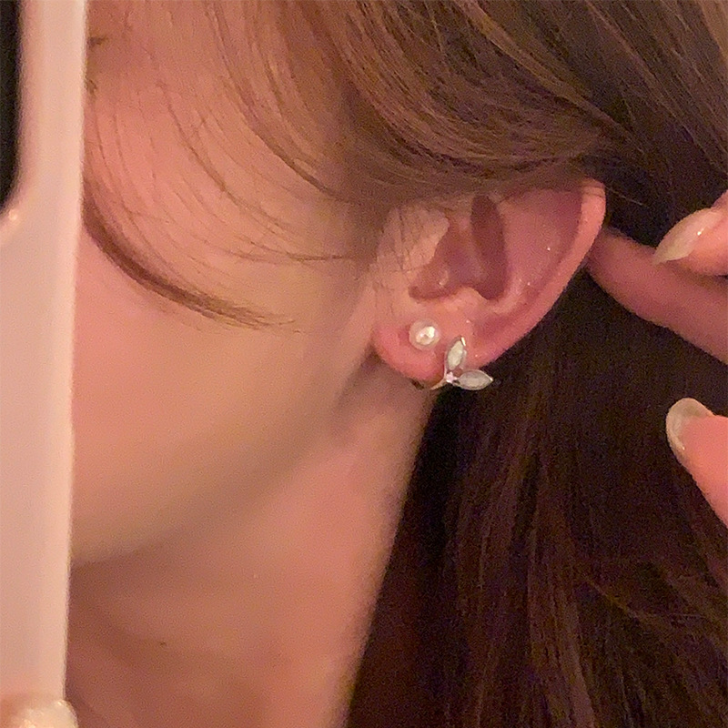 The rear-hanging fishtail pearl earrings for women are a new 2024 high-end style stud earrings with a unique and niche design Application Scenario