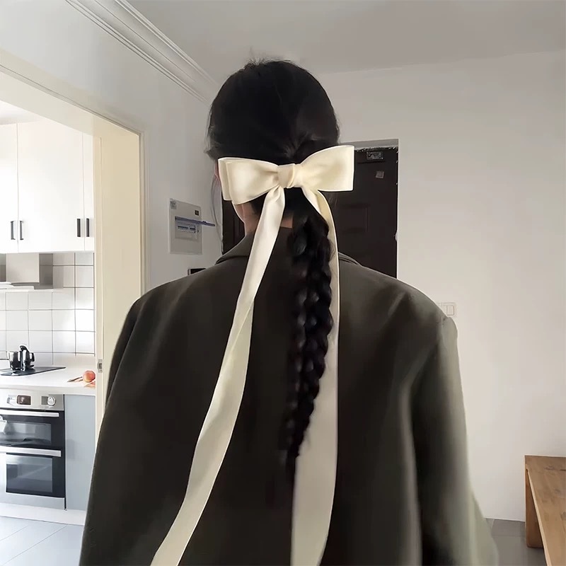 法式甜美奶白色大号蝴蝶结头饰发夹女2025新款后脑勺飘带丝带发饰 Application Scenario