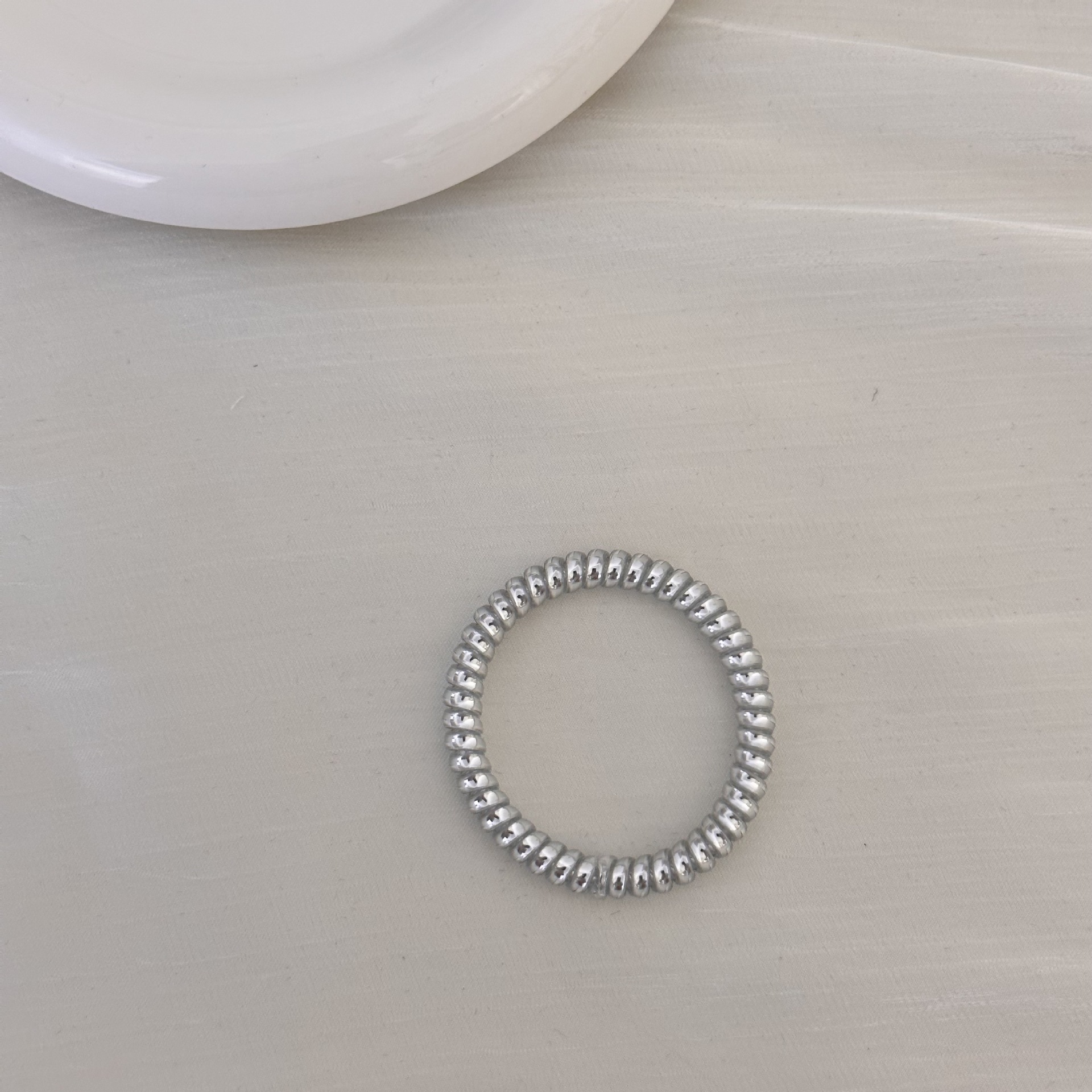Silver telephone line hair band for women 2024, a new, high-end and cool style, wind power coil hair band, leather band hair accessory for women undefined