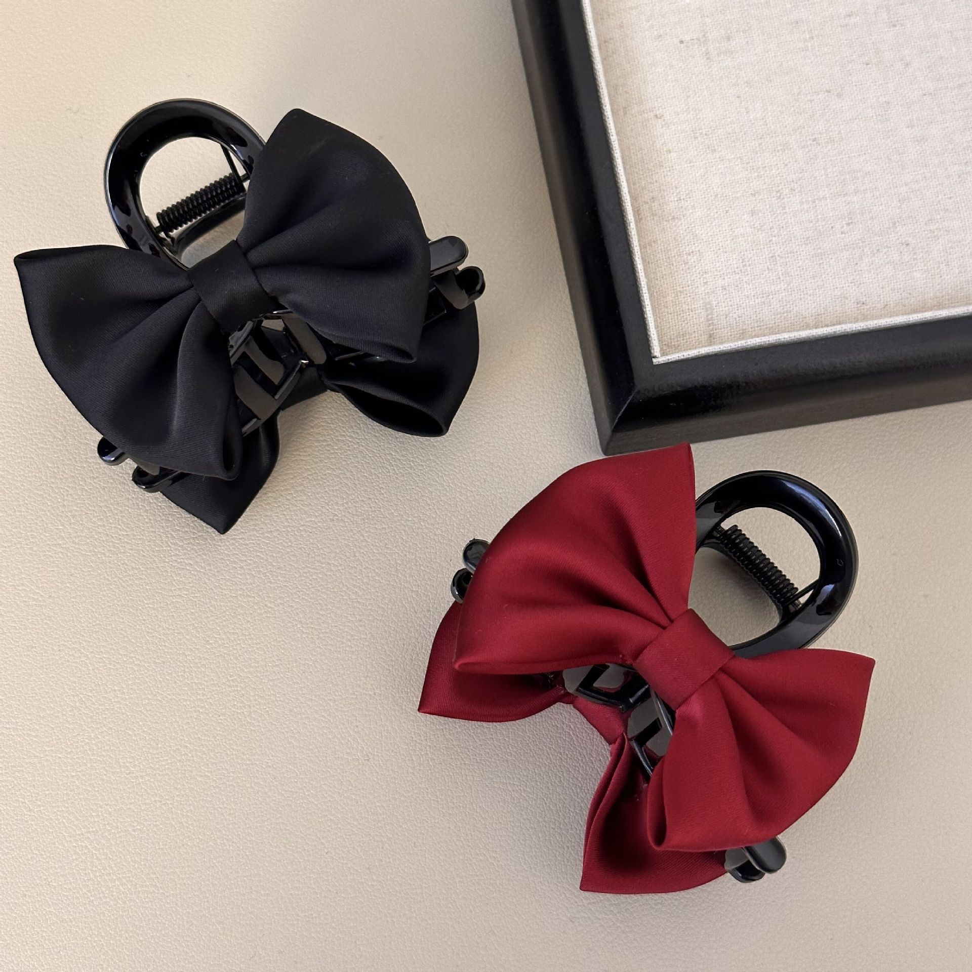 Velvet bow ~ Velvet pearl delicate hair clipper, short hair clip, back of the head updo, Korean shark clip details Picture