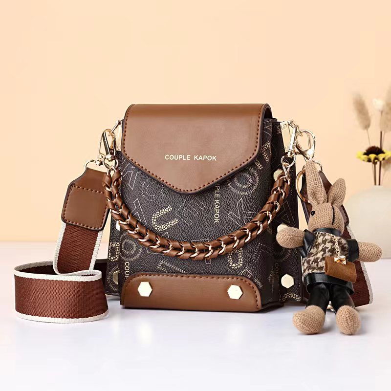 The new summer small women's bag from the foreign trade manufacturer, Dixi 2025 Korean version, is a versatile and simple single-shoulder crossbody bag for summer Application Scenario
