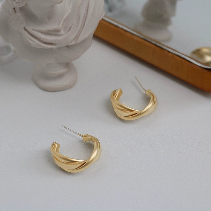 The golden circular twisted ear studs exude a sense of elegance and sophistication. The new light luxury earrings are stylish and versatile. S925 silver needle earrings for women undefined