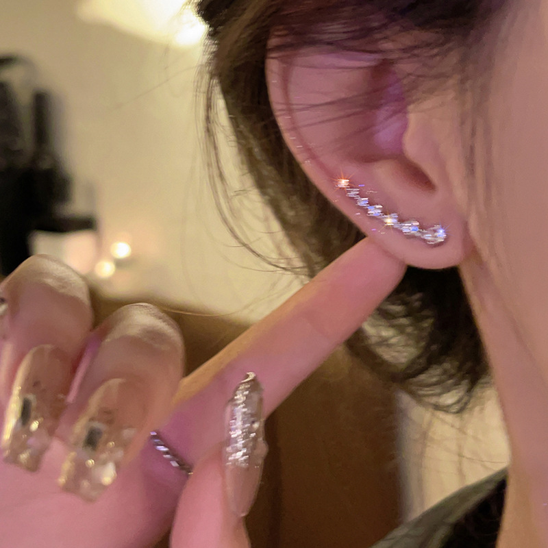 Korean version of the "Seven Stars of the Big Dipper" white stone ear studs, a niche design, high-end earrings, sparkling diamonds, elegant and simple, arc-shaped earrings for women Application Scenario
