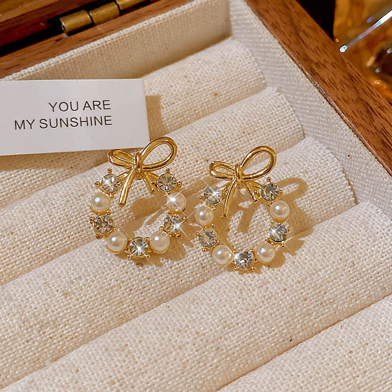 Small and exquisite pearl earrings for women, 2026 new style, light luxury and high-end feel, ear studs, niche design sense, internet-famous earrings undefined
