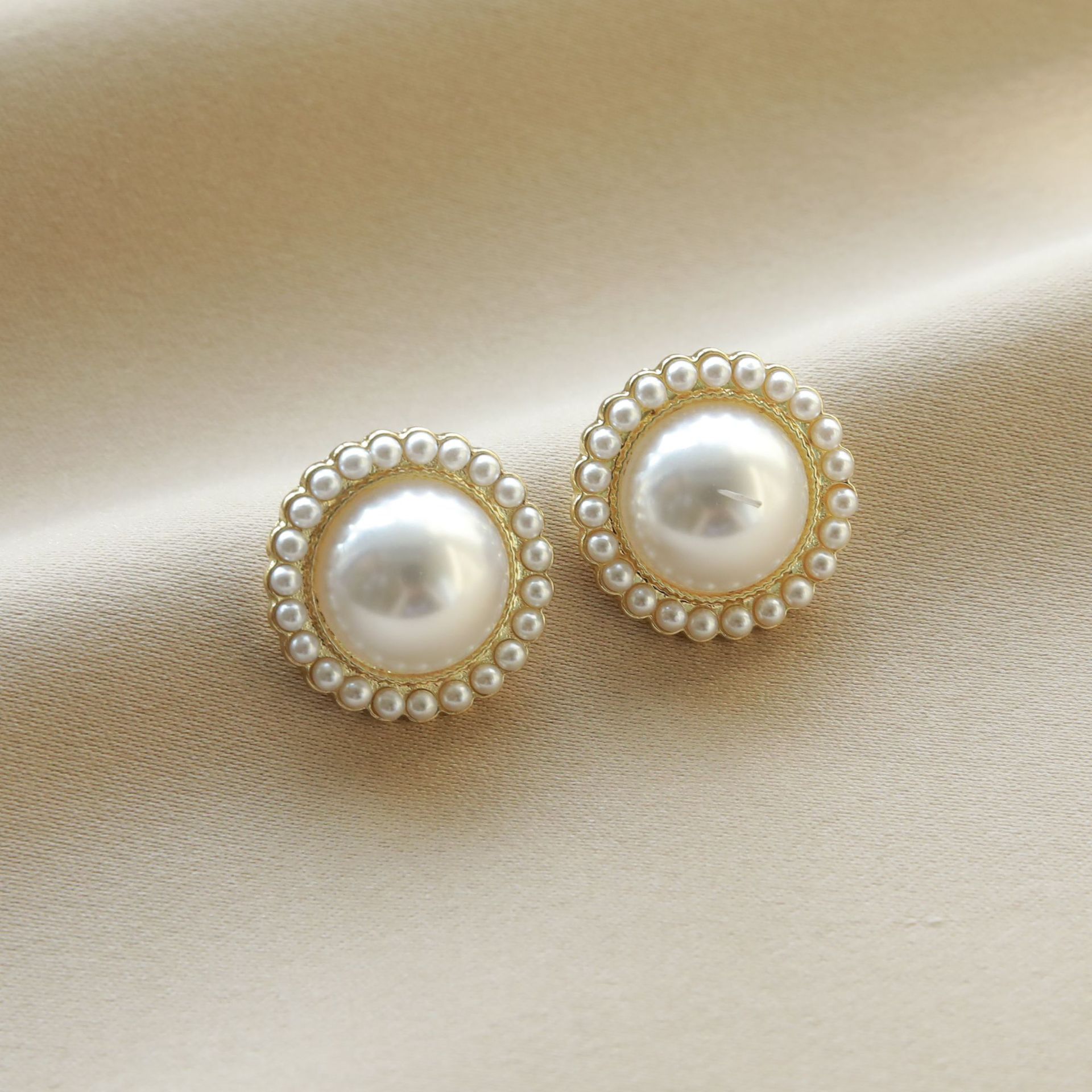 2026 New style fashionable and versatile earrings, feminine pearl stud earrings, silver needle, niche design, high-end sense earrings wholesale undefined