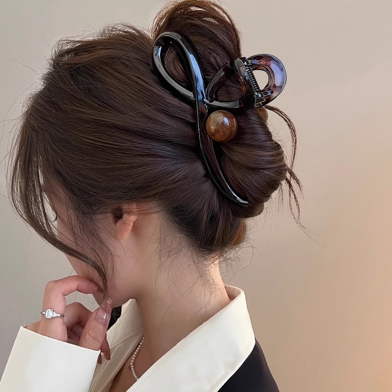 High-end Maillard Grab clip, large size for women, 2025 new style, shark clip at the back of the head, hair clip, elegant hair accessory for summer undefined