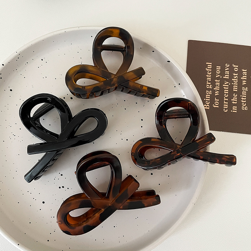 Simple and elegant semi-tied hair clips, medium-sized updo hair clips, shark clips, versatile and stylish headwear, fish tail clips for children Item Picture