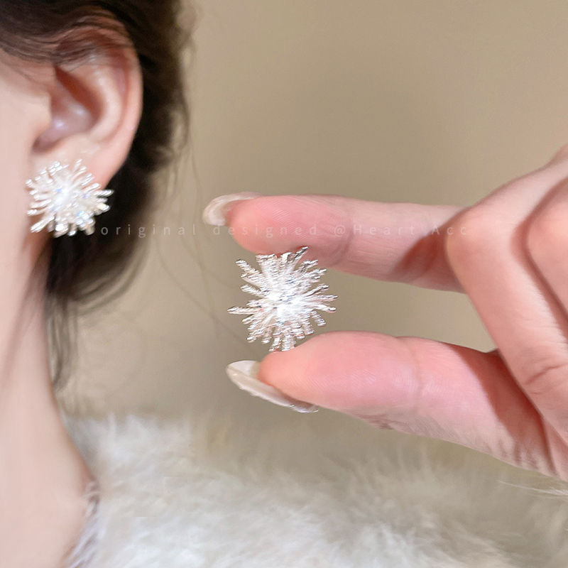 Silver exquisite ear buckles, light luxury and high-end earrings, women's niche design, fashionable, simple and versatile, elegant earrings with silver needles undefined