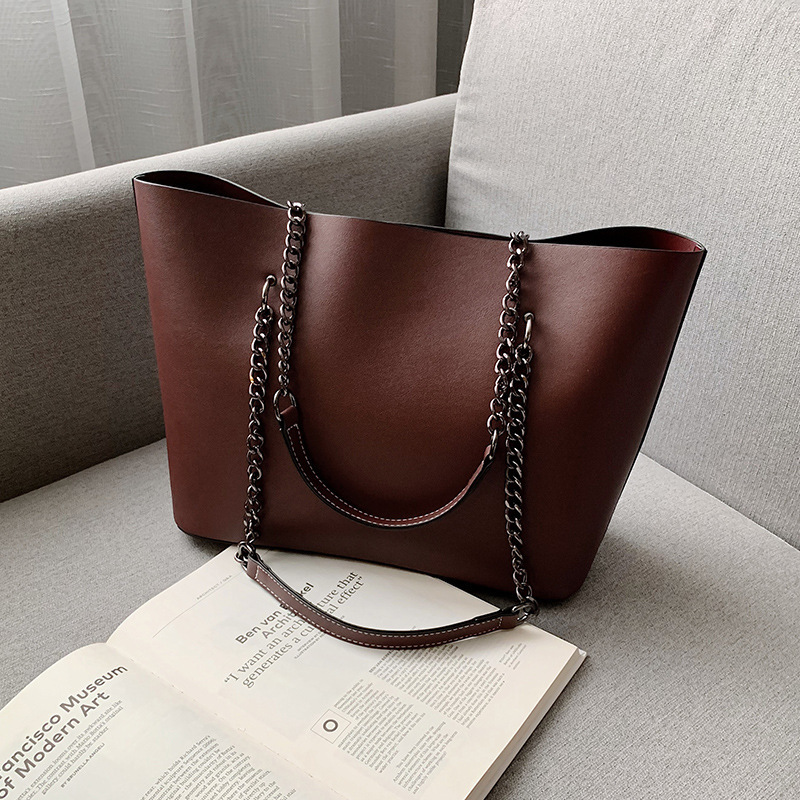 The 2020 new Korean-style chain tote bag with large capacity for women is a versatile and fashionable summer shoulder bag undefined