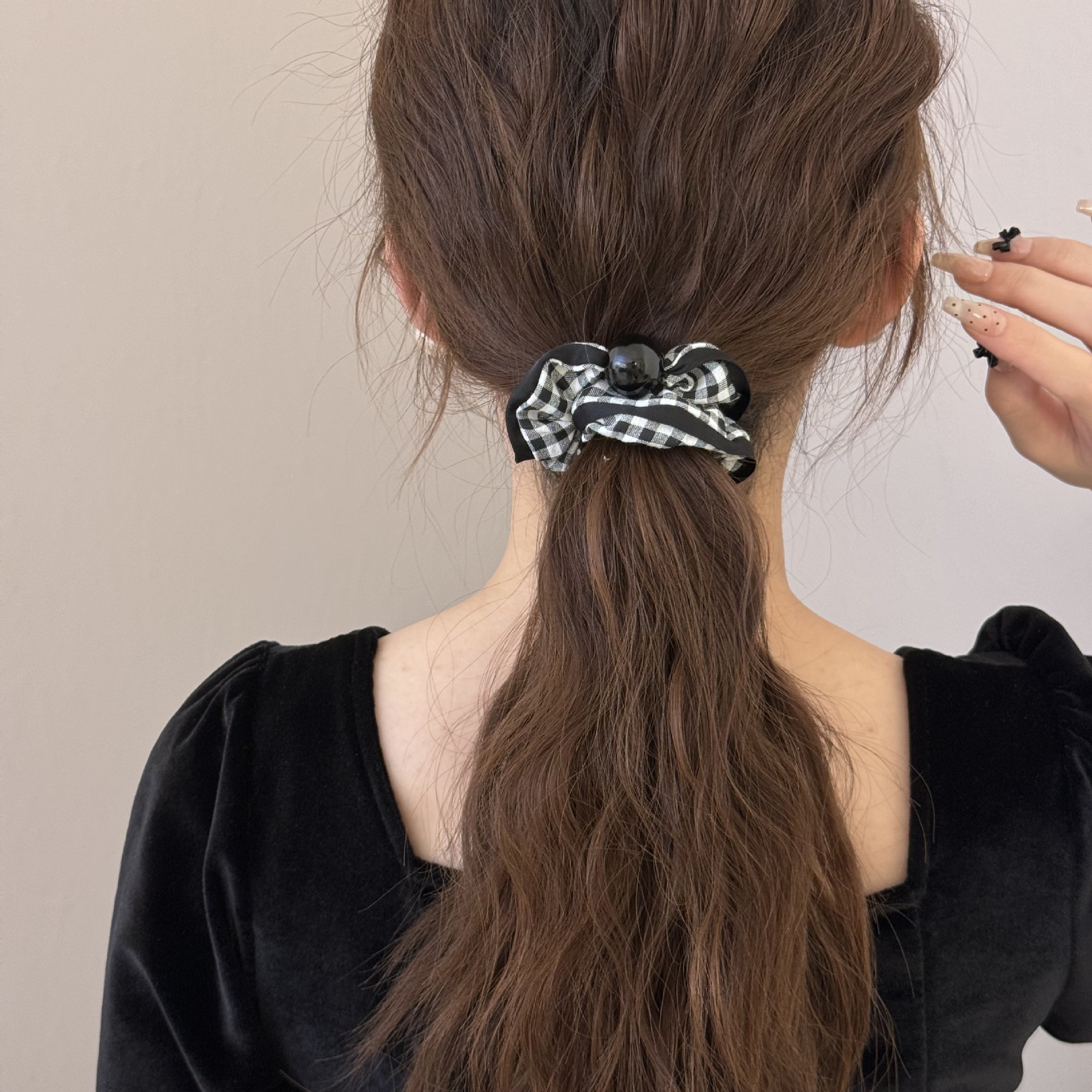 Hong Kong-style retro black and white checkered student hair band, French forest style 2024 new style, with a unique and high-end look Application Scenario