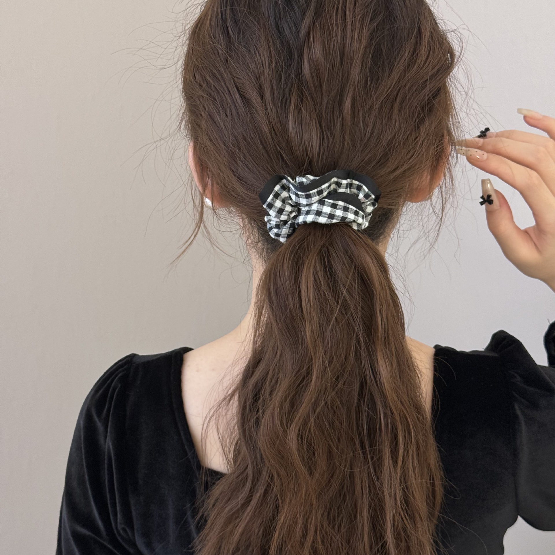 Hong Kong-style retro black and white checkered student hair band, French forest style 2024 new style, with a unique and high-end look Specification image