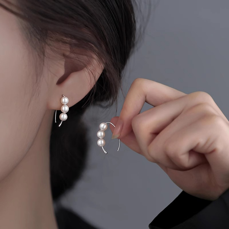 Exquisite and small pearl ear hooks, a niche design for women, simple and unique style earrings, high-end and fashionable plain ring earrings