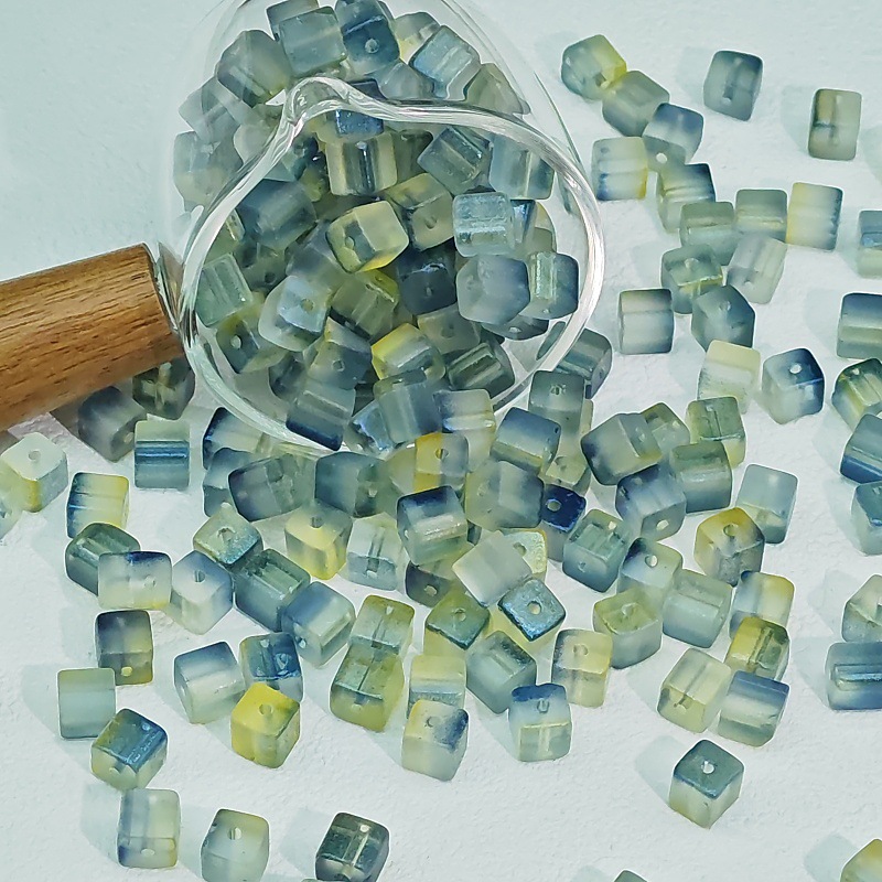 مصنوعة من سوار مصنوعة من سوار مصنوعة يدوياً من محرز رز مكعّب متدرج قدره 7 ملم undefined