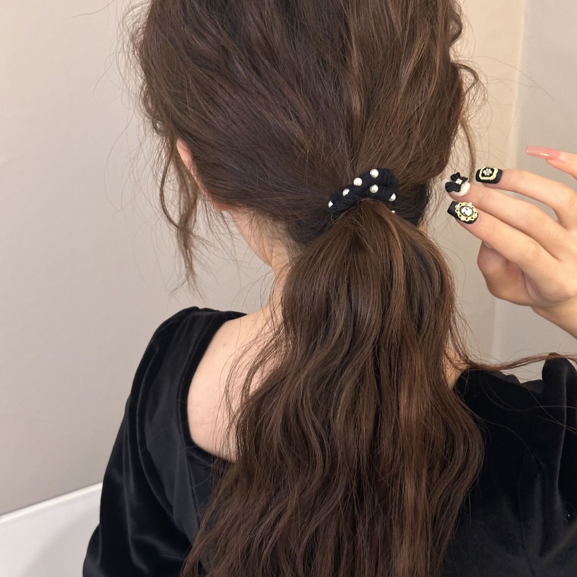 The Korean version of the exquisite hair band blogger has the same large and small pearl stud hair band, ponytail and bun hairstyle, and a cute hair band girl Application Scenario