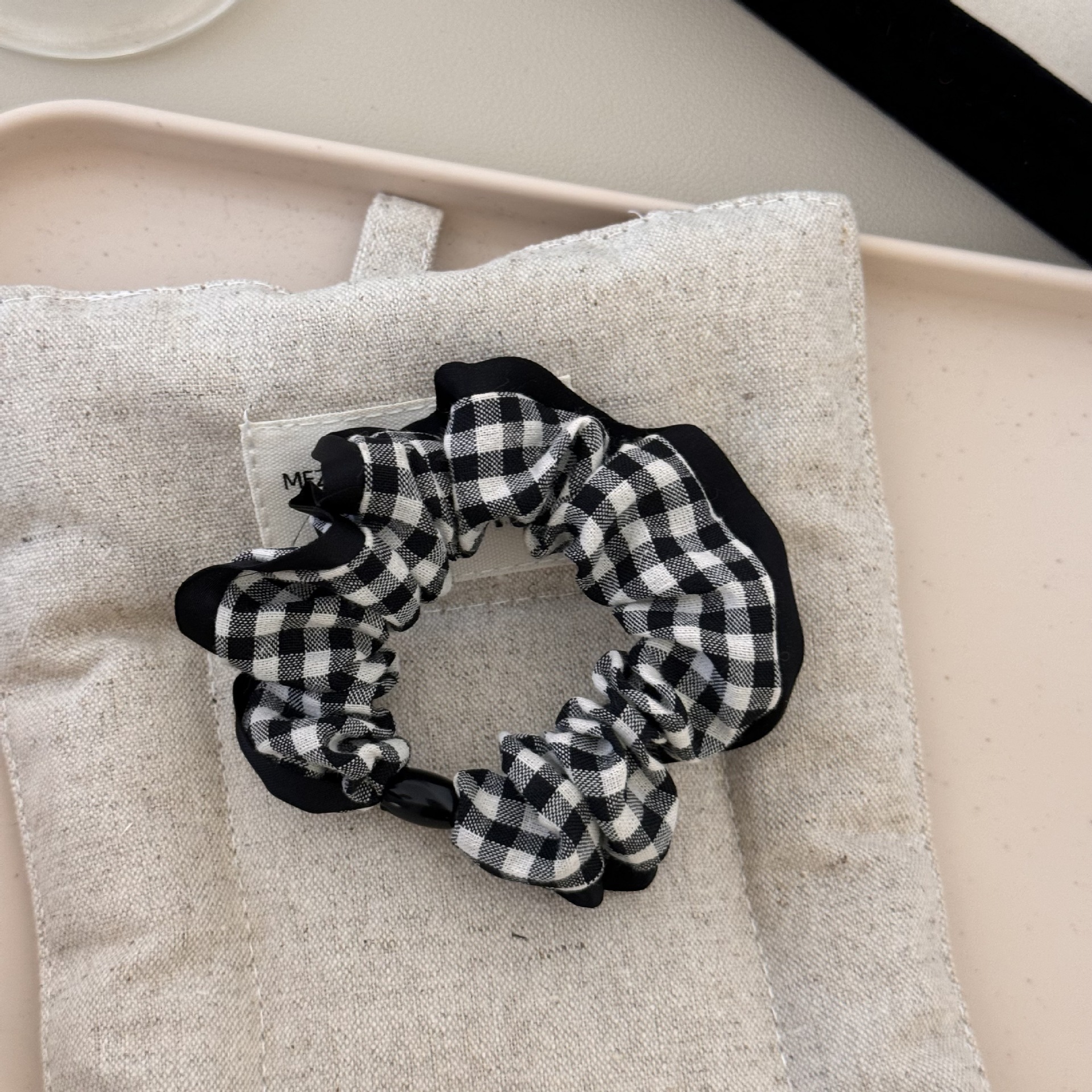Hong Kong-style retro black and white checkered student hair band, French forest style 2024 new style, with a unique and high-end look undefined