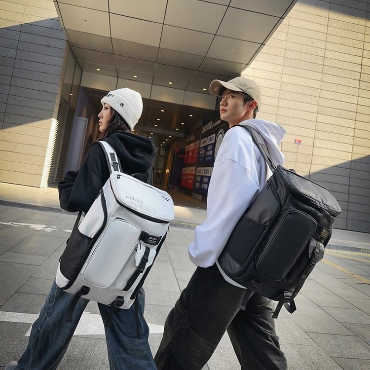 New backpack for men, large-capacity travel bag, water-resistant, fashionable and multi-functional computer backpack for college students Application Scenario
