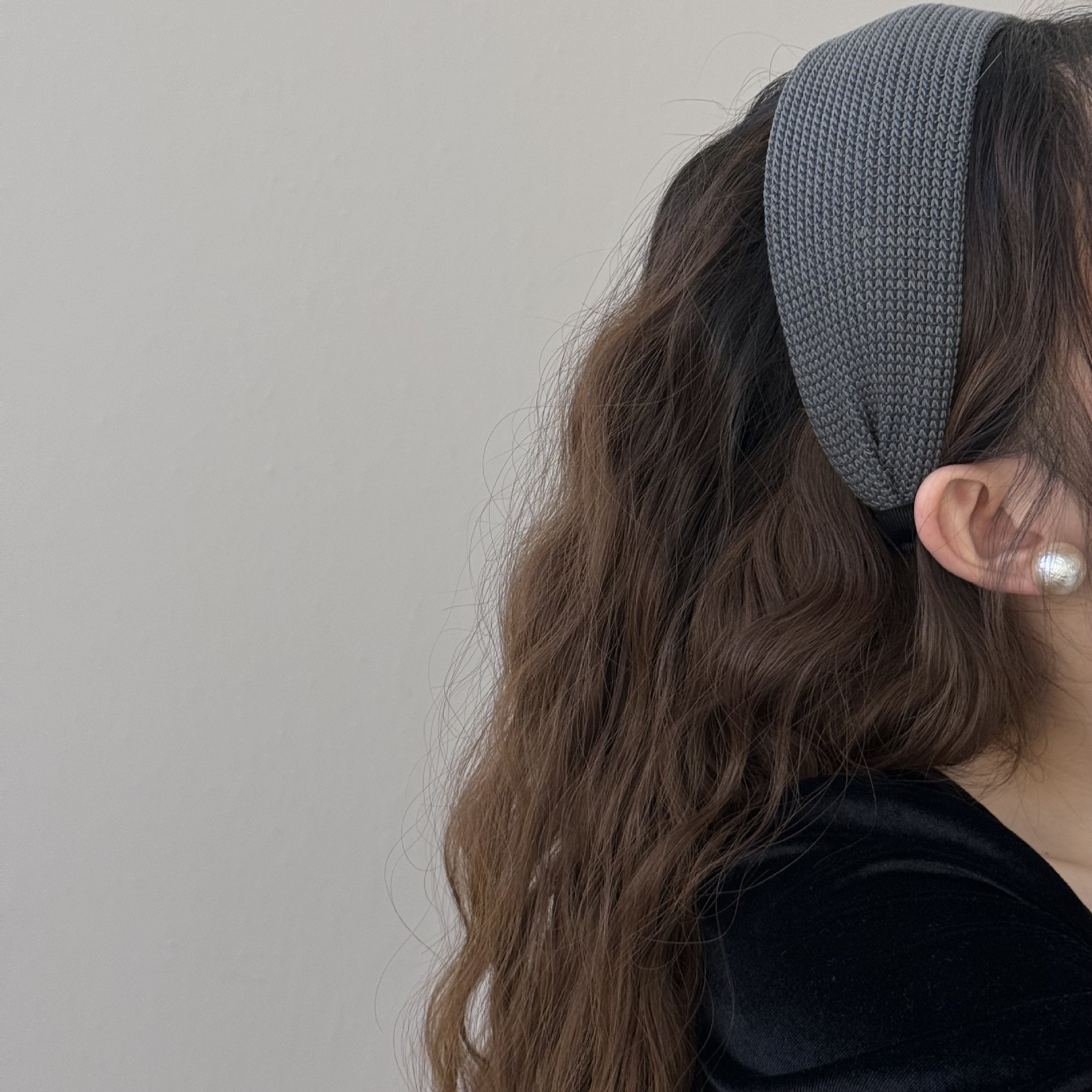 The wide-brimmed knitted headband of the same style as Yi Mengling's is a new versatile Korean woolen headband. It's a fashionable headband for women to go out in autumn and winter Application Scenario