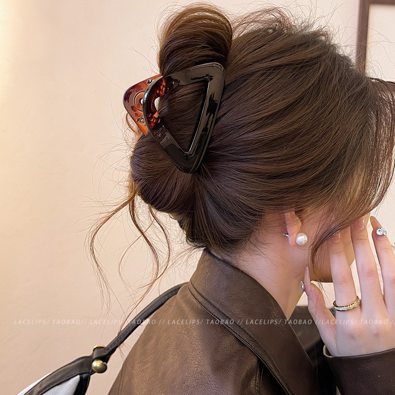 Korean-style simple triangular claw clip for women, grey tortoiseshell spotted high ponytail shark clip at the back of the head, 2024 new style hair clip Application Scenario